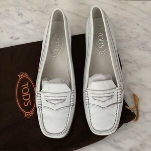 TOD’S LIKE NEW white Italian leather loafers with silver stitching size 8